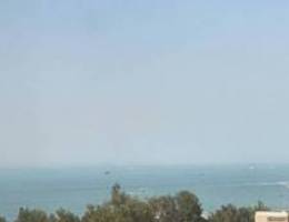  للبيع شقه خلو علي البحر 
